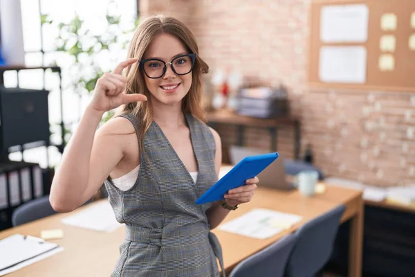 Ofiste Çalışan Beyaz Bir Kadın Gözlüklü Gülümseyen Kendine Güvenen Hareketleriyle — Stok fotoğraf