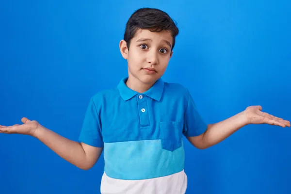 Kis Spanyol Fiú Áll Kék Háttér Felett Kiabál Sikoltozik Hangosan — Stock Fotó