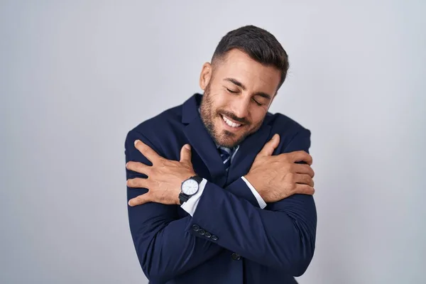 Hezký Hispánec Obleku Kravatě Objímající Šťastný Pozitivní Usmívající Sebevědomě Self — Stock fotografie
