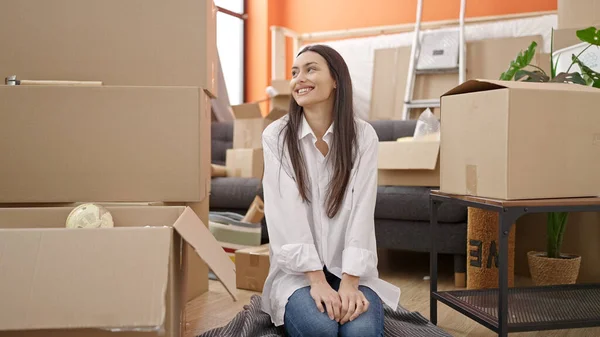 Young Beautiful Hispanic Woman Smiling Confident Sitting Floor New Home — ストック写真