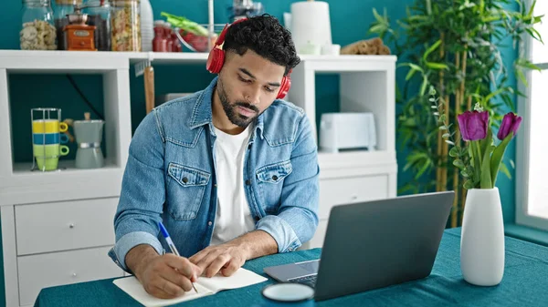 Hombre Afroamericano Usando Laptop Auriculares Escribiendo Notas Comedor — Foto de Stock