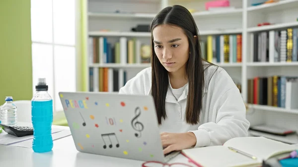 Giovane Bella Studentessa Ispanica Utilizzando Computer Portatile Che Studia Classe — Foto Stock