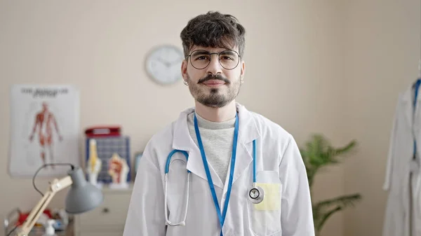 Młody Latynoski Lekarz Stojący Poważnym Wyrazem Twarzy Klinice — Zdjęcie stockowe