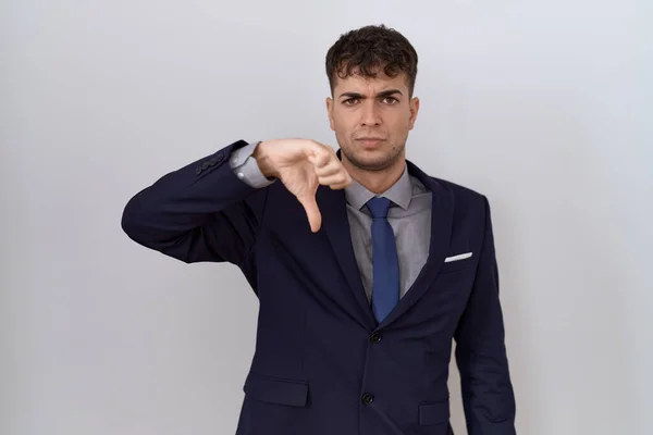 Ung Latinamerikansk Affärsman Klädd Kostym Och Slips Ser Olycklig Och — Stockfoto
