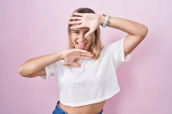 Jonge Blonde Vrouw Staan Roze Achtergrond Glimlachend Vrolijk Spelen Gluren — Stockfoto