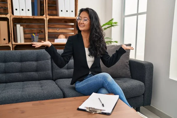 Young Asian Woman Consultation Office Smiling Showing Both Hands Open — Stock Photo, Image