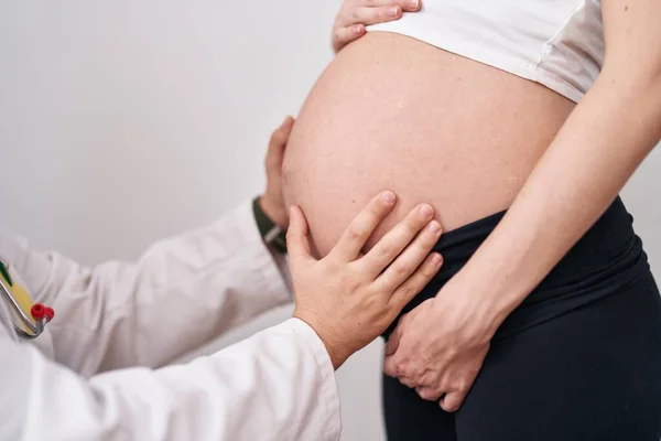 男医生 女医生和孕妇在孤立的白色背景下检查腹部 — 图库照片