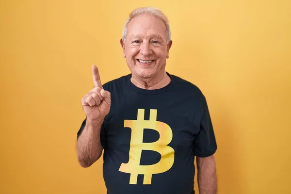 Senior Man Med Grått Hår Bär Bitcoin Skjorta Glad Med — Stockfoto