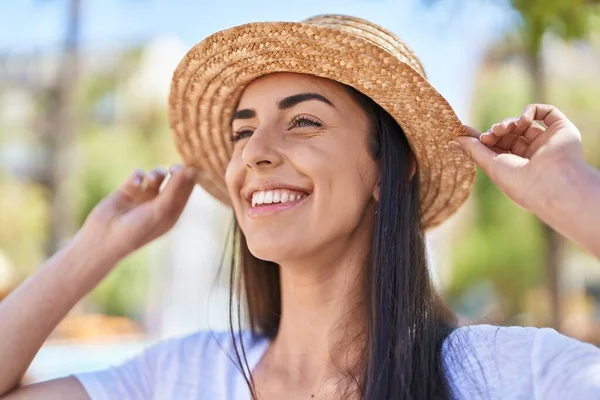 Jonge Spaanse Vrouw Toerist Glimlachend Zelfverzekerd Staan Park — Stockfoto