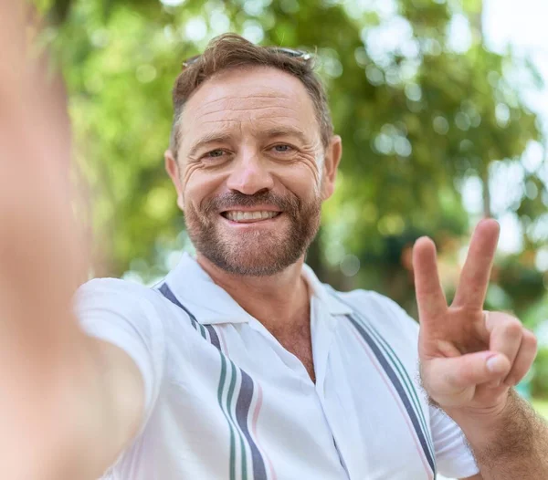 Orta Yaşlı Bir Adam Zafer Jesti Yapıyor Parkta Kamerayla Selfie — Stok fotoğraf