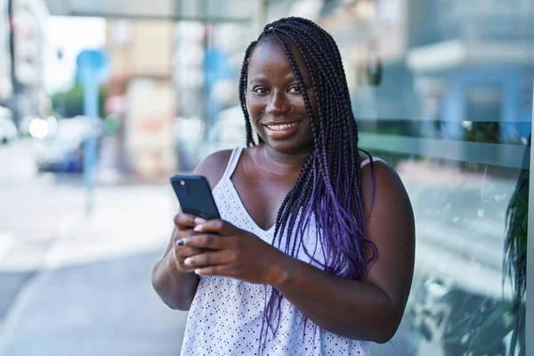 Afro Américaine Femme Souriant Confiant Utilisant Smartphone Rue — Photo