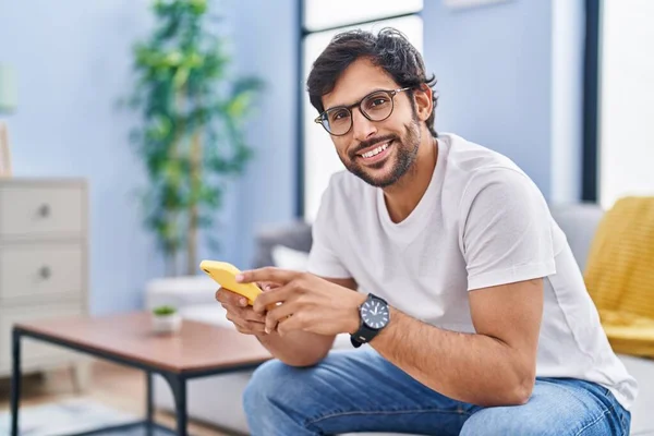 Genç Spanyol Adam Evde Akıllı Telefon Kullanarak Kendinden Emin Gülümsüyor — Stok fotoğraf