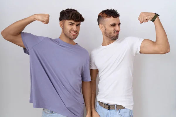 Homosexual Pareja Gay Pie Sobre Blanco Fondo Mostrando Brazos Músculos —  Fotos de Stock