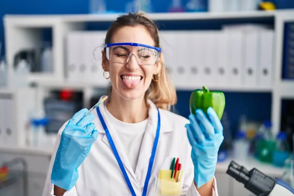 Mulher Hispânica Jovem Trabalhando Laboratório Cientista Com Legumes Furando Língua — Fotografia de Stock