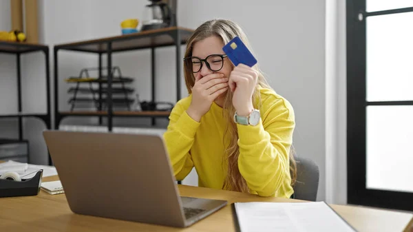 Junge Blonde Geschäftsfrau Kauft Mit Laptop Und Kreditkarte Büro Ein — Stockfoto
