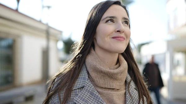 Güzel Spanyol Kadın Sokakta Kendine Güvenerek Gülümsüyor — Stok fotoğraf