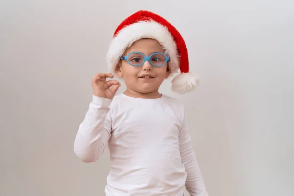 Pequeño Niño Hispano Con Gafas Sombrero Navidad Haciendo Signo Con —  Fotos de Stock