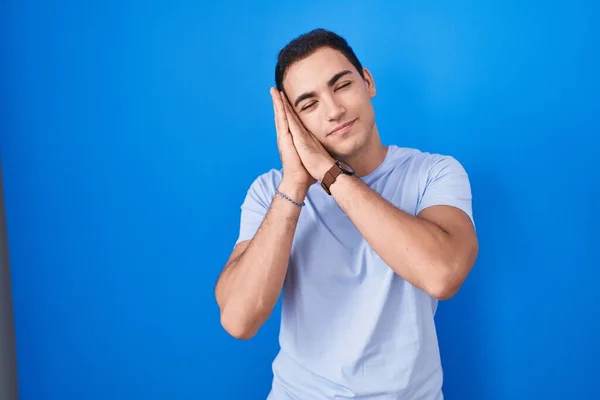 Joven Hombre Hispano Pie Sobre Fondo Azul Durmiendo Cansado Soñando —  Fotos de Stock