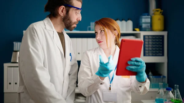 Man Woman Wearing Sciencist Uniform Using Touchpad Laboratory — стоковое фото