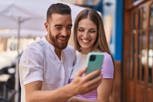 Чоловік Жінка Пара Посміхаються Впевнено Використовуючи Смартфон Вулиці — стокове фото