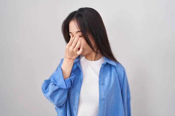 Νεαρή Κινέζα Γυναίκα Στέκεται Πάνω Από Λευκό Φόντο Κουρασμένος Τρίψιμο — Φωτογραφία Αρχείου