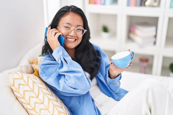 Joven Mujer China Hablando Teléfono Inteligente Beber Café Dormitorio — Foto de Stock