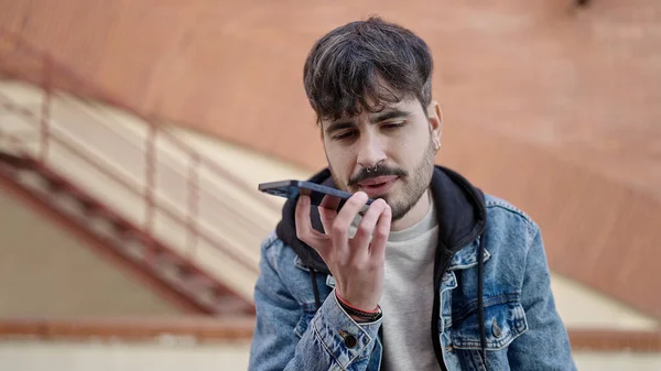 Νεαρός Ισπανόφωνος Στέλνει Φωνητικό Μήνυμα Smartphone Στο Δρόμο — Φωτογραφία Αρχείου