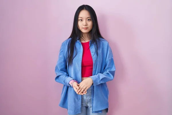 Young Asian Woman Standing Pink Background Hands Together Crossed Fingers — Stock Photo, Image