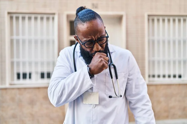 Hombre Afroamericano Con Uniforme Médico Estetoscopio Sintiéndose Mal Tosiendo Como — Foto de Stock