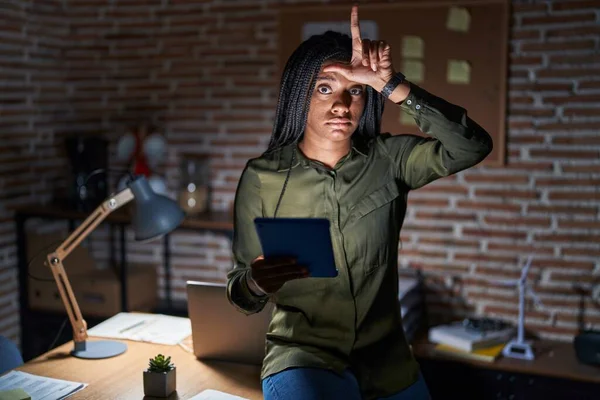 Genç Afro Amerikan Örgüleri Ile Geceleri Büroda Çalışıyor Parmakları Alnında — Stok fotoğraf