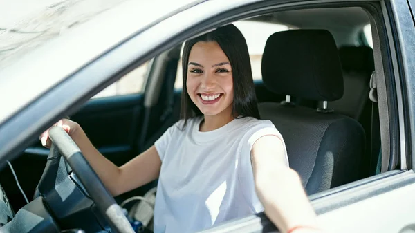 若い美しいですヒスパニック女性笑顔自信を持って運転車で通り — ストック写真