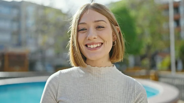 Joven Mujer Rubia Sonriendo Confiada Pie Parque —  Fotos de Stock