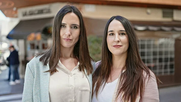 Dos Mujeres Pie Junto Con Expresión Relajada Terraza Cafetería —  Fotos de Stock