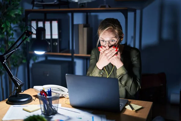 Young Blonde Woman Working Office Night Shocked Covering Mouth Hands — Stock fotografie