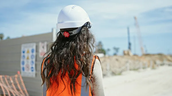 年轻美丽的惊慌失措的女建筑工人在街上背戴硬礼帽 — 图库照片