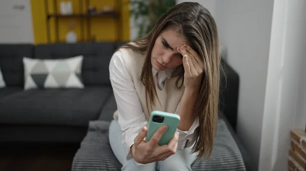 Jovem Bela Mulher Hispânica Usando Smartphone Com Expressão Preocupada Casa — Fotografia de Stock