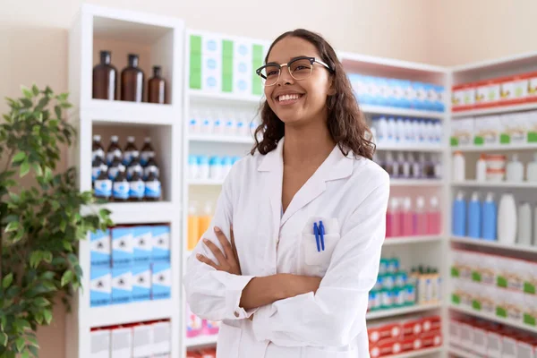 Young African American Woman Pharmacist Smiling Confident Standing Arms Crossed — Stock fotografie