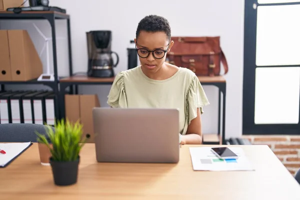 African American Woman Business Worker Using Laptop Working Office — Stock Photo, Image