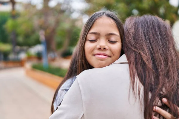 Woman Girl Mother Daughter Hugging Each Other Park —  Fotos de Stock