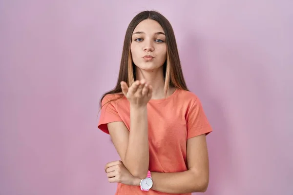 Menina Adolescente Sobre Fundo Rosa Olhando Para Câmera Soprando Beijo — Fotografia de Stock