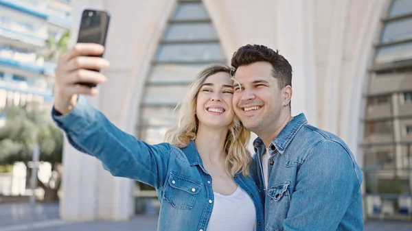 男と女のカップルが一緒に立って作る自画によってスマートフォンでストリート — ストック写真