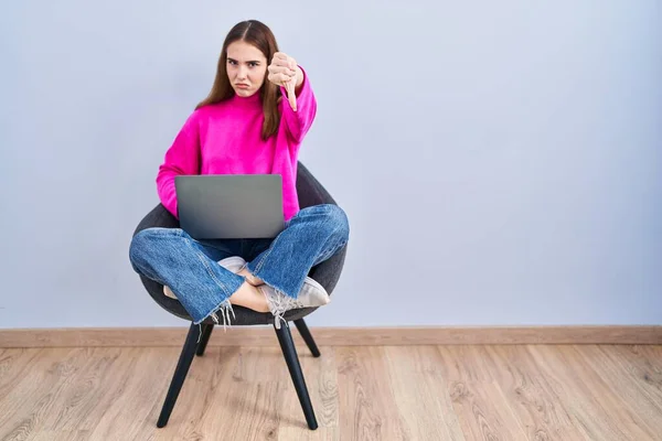 Fiatal Spanyol Lány Dolgozik Számítógépes Laptop Néz Boldogtalan Dühös Mutató — Stock Fotó