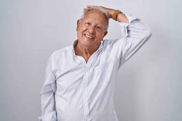 Uomo Anziano Con Capelli Grigi Piedi Sfondo Isolato Sorridente Fiducioso — Foto Stock