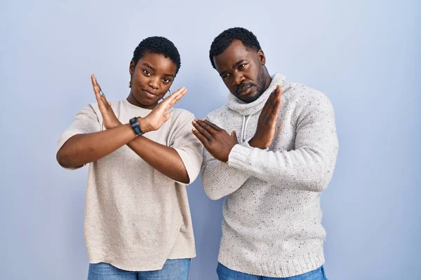 Jeune Couple Afro Américain Debout Sur Fond Bleu Ensemble Expression — Photo