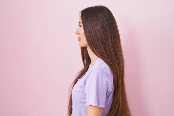 Junge Hispanische Frau Mit Langen Haaren Die Über Rosa Hintergrund — Stockfoto