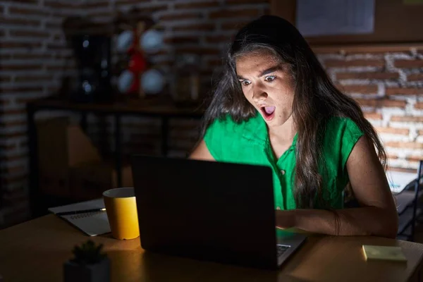 Geceleri Ofiste Çalışan Genç Bir Kız Şaşırmış Korkmuş Bir Ifade — Stok fotoğraf