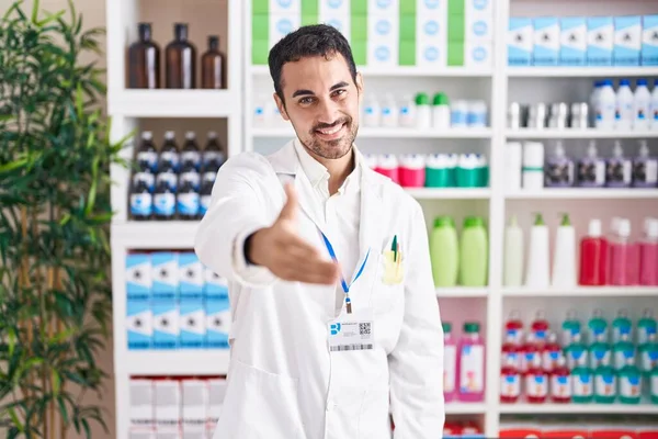 Hombre Hispano Guapo Que Trabaja Farmacia Sonriendo Amistoso Ofreciendo Apretón — Foto de Stock
