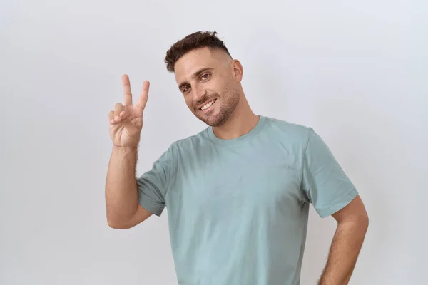 Hispánec Vousy Stojící Nad Bílým Pozadím Usmívající Kameru Ukazující Prsty — Stock fotografie