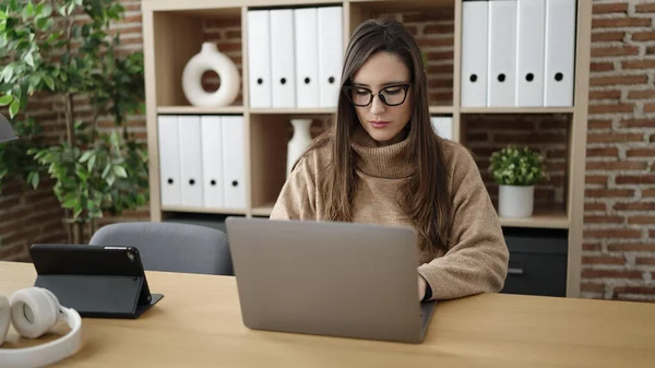 Красива Іспанська Жінка Бізнесмен Використовує Ноутбук Серйозним Обличчям Офісі — стокове фото