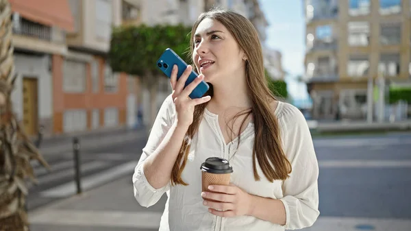 Νεαρή Όμορφη Ισπανόφωνη Γυναίκα Στέλνει Φωνητικό Μήνυμα Από Smartphone Πίνοντας — Φωτογραφία Αρχείου